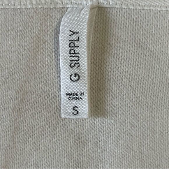 G Supply V-neck, Hi-Low cotton‎ tee with eyelashes and lips - S - Picture 11 of 12